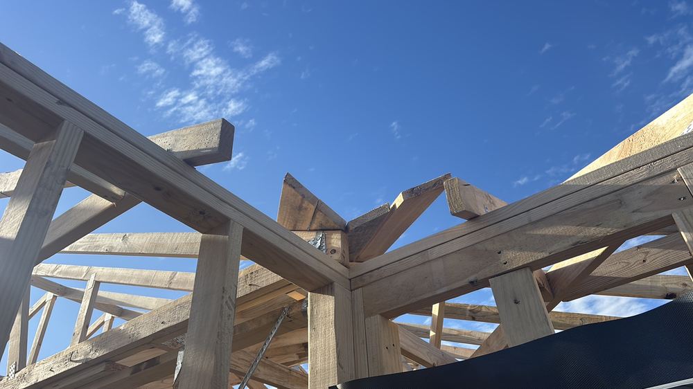 Valley board ends unsupported, so the board can sag and hammer in strong wind, Wollert